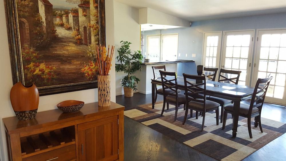 4 Bedroom Celebrity House with Pool & City View