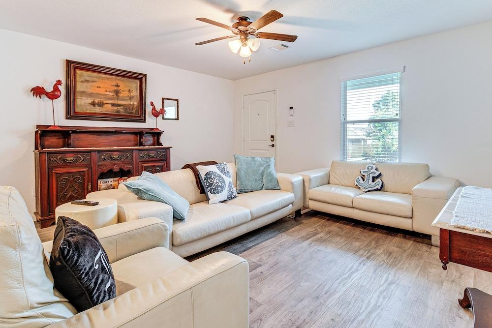 Lake Conroe Home w/ Yard: Half-mi to Boating!