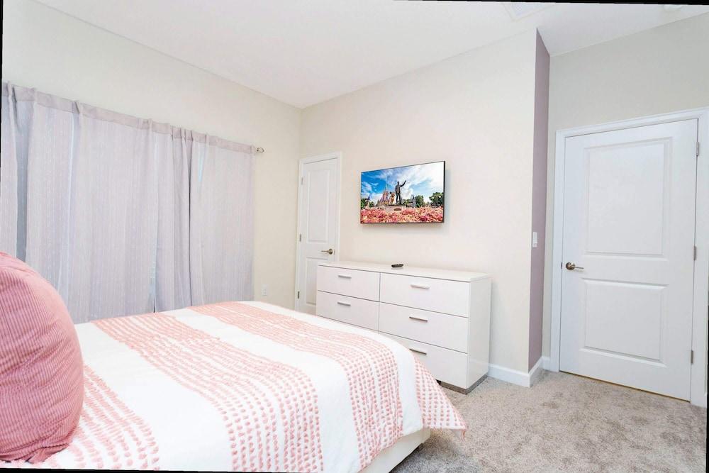Stylish 4Bd w Lake View Pool Kids Themed Room