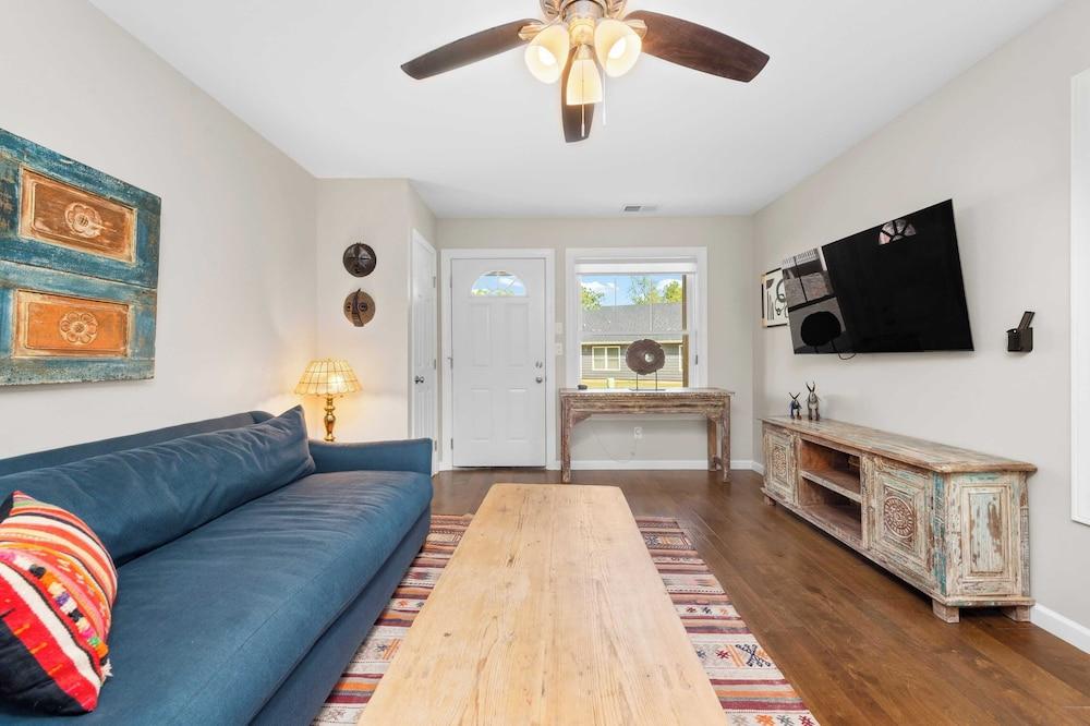 Sleeps 20, Entire Duplex Patio + Fire Pit 6 Minutes to Downtown Asheville