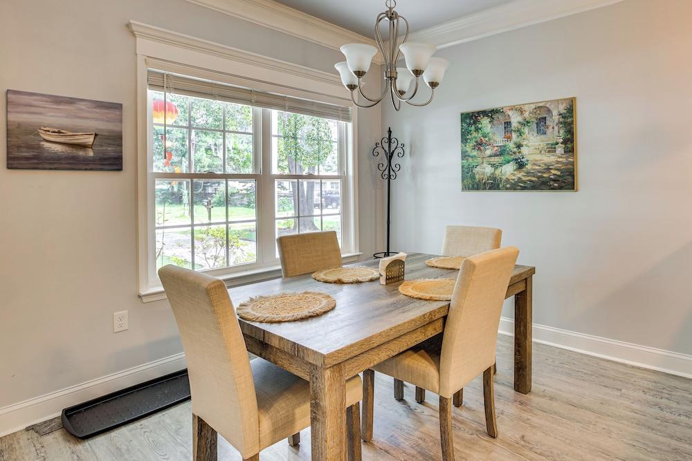 1 Mi to Riverfront: Darien Family Home