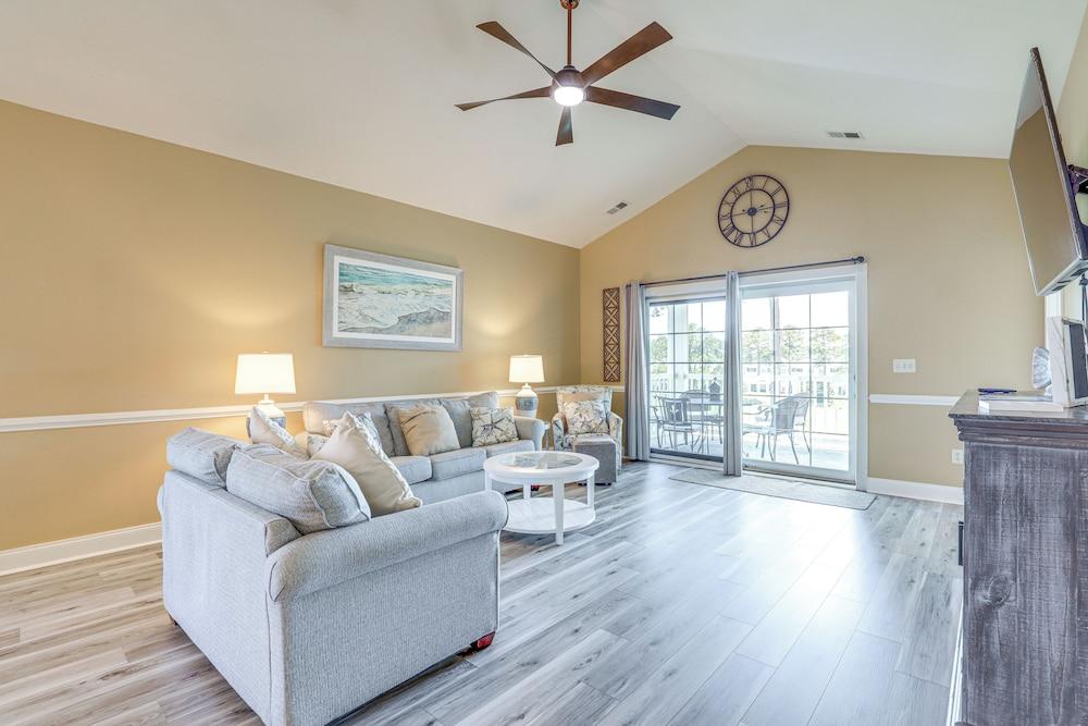 Golf Course View, Pool Access: Myrtle Beach Condo!