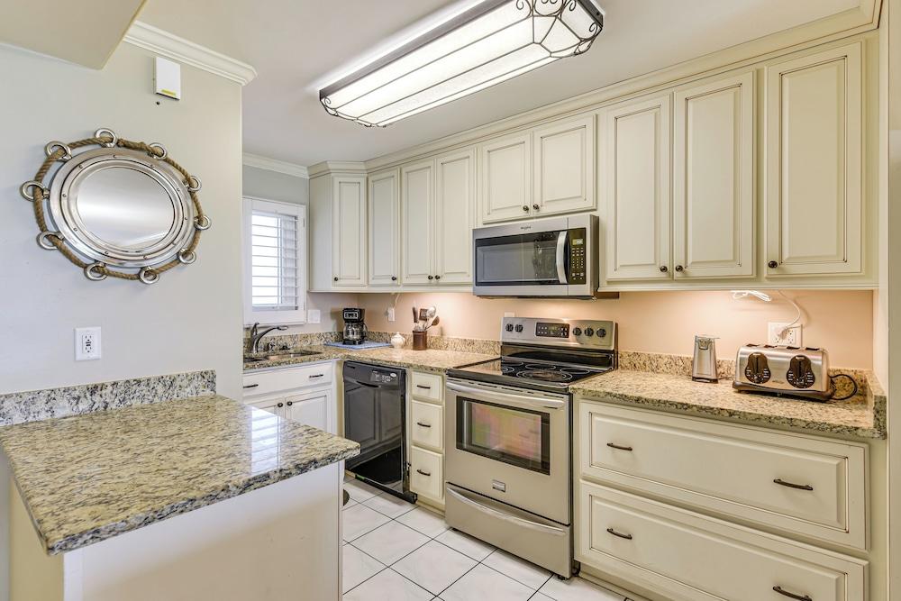 Beach & Pool Access: Regency Towers Condo in Pcb!