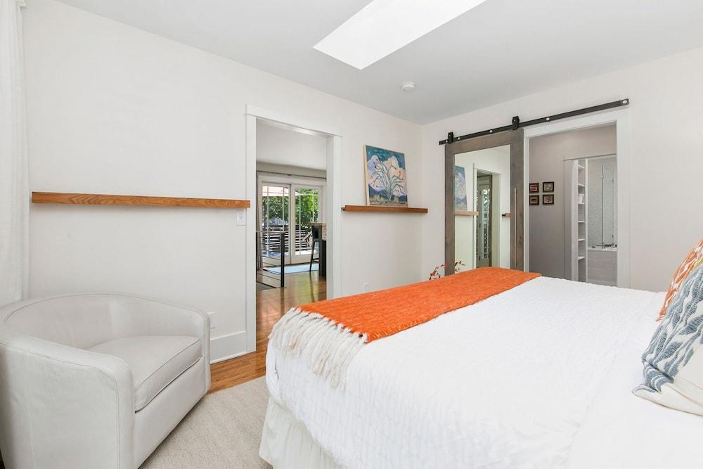 Maple Courtyard - Old Town w/ King Suite & Piano