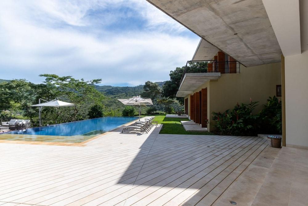 w Glowing 4BR Villa w Pool at Mesa de Yeguas