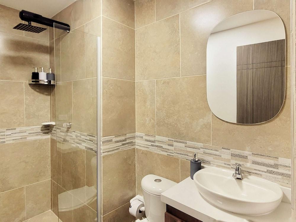 w Stunning 1BR in Laureles