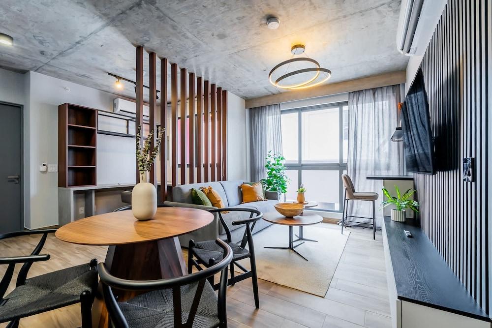 w Stunning 2BR w Great Deco in Centriqo