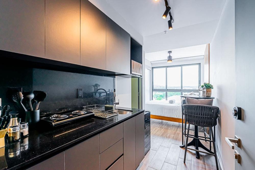 w Sophisticated 1BR w Great Deco in Centriqo