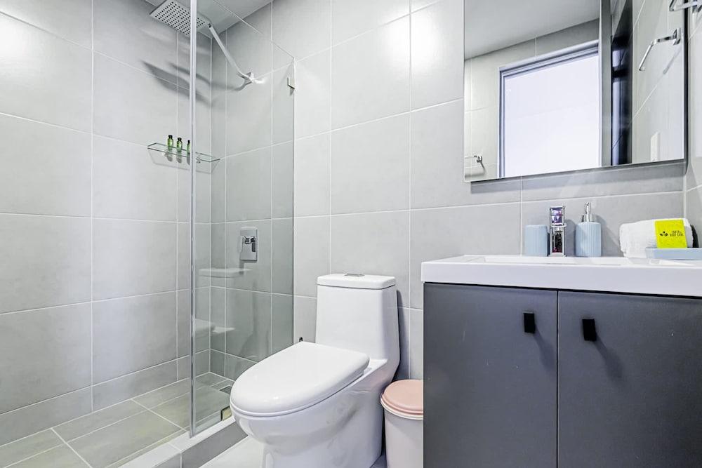 w Sophisticated 1BR w Great Deco in Centriqo