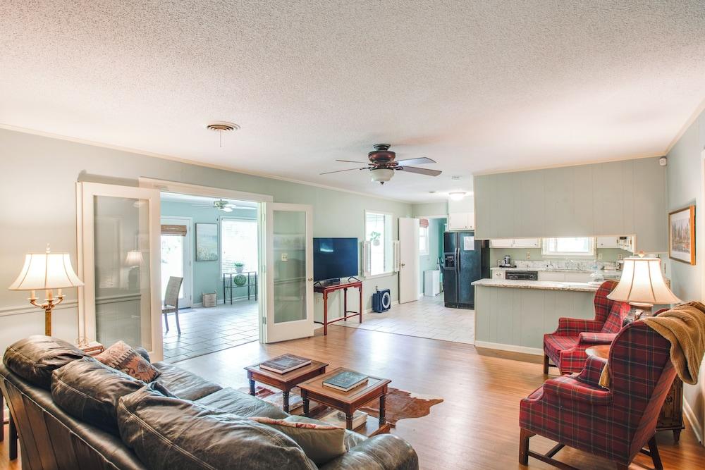 2 Mi to Square, 3 Mi to Ole Miss: Oxford Getaway!