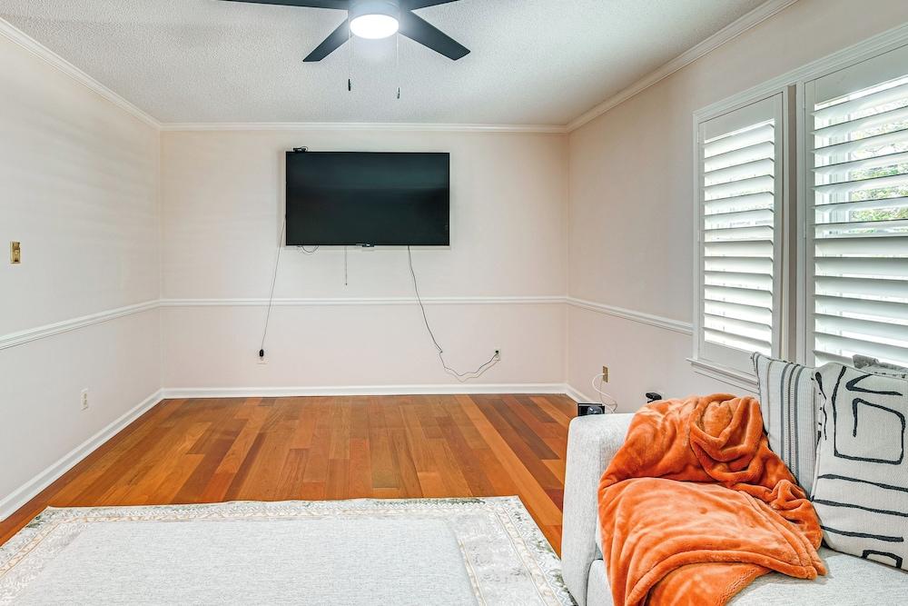 Steps to Sand: Walkable Condo in Myrtle Beach!