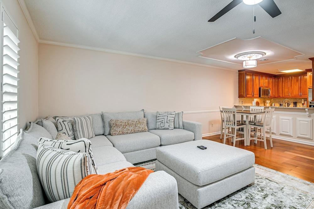 Steps to Sand: Walkable Condo in Myrtle Beach!