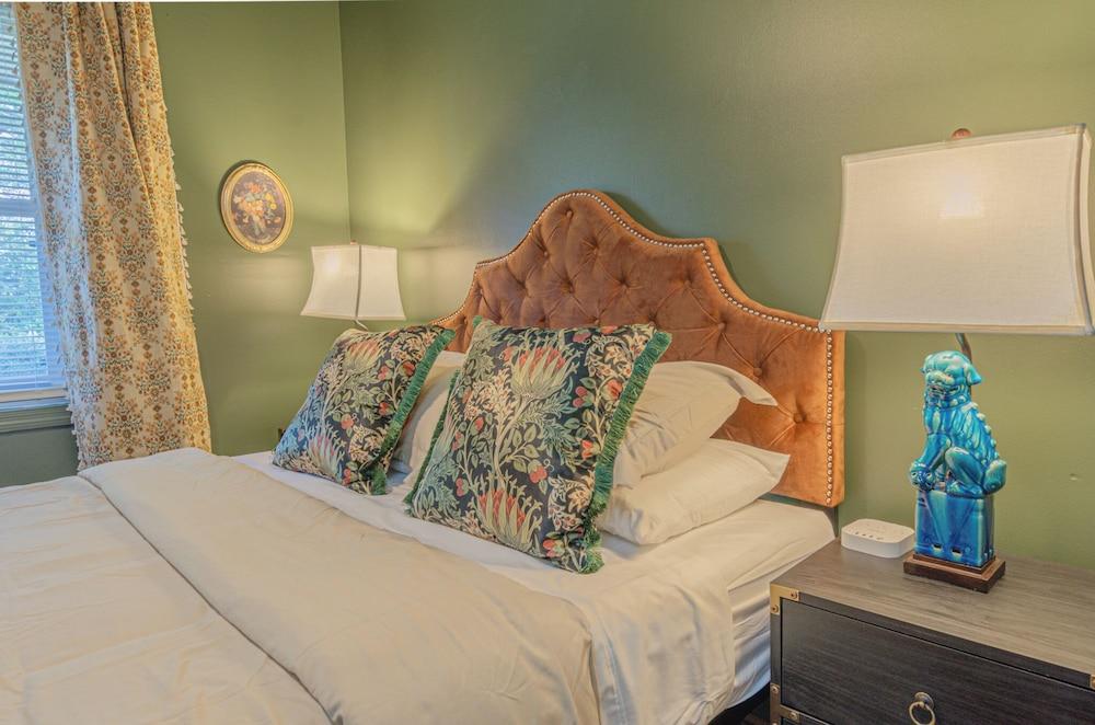 Modern Luxury Cottage with Pool