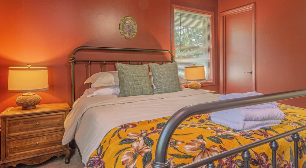 Modern Luxury Cottage with Pool