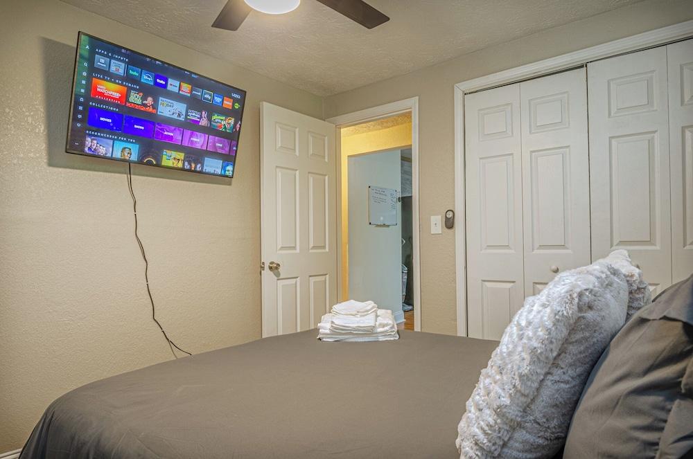 Cozy Bungalow Retreat w FirePit & Grill