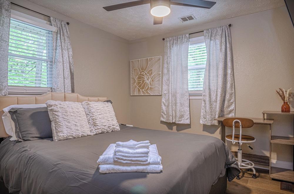 Cozy Bungalow Retreat w FirePit & Grill