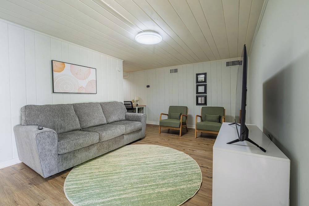 Modern Comfort - 1BR Cozy Retreat