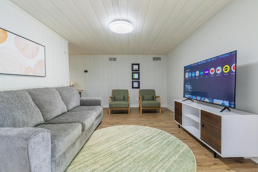 Modern Comfort - 1BR Cozy Retreat