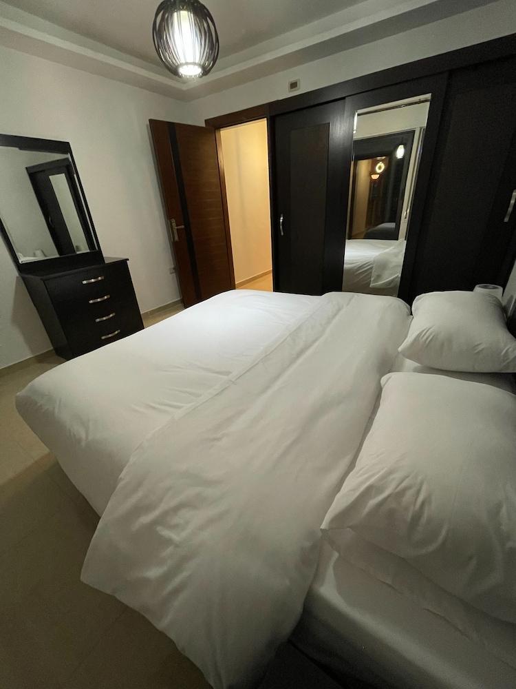 Apartment With Modern Amenities