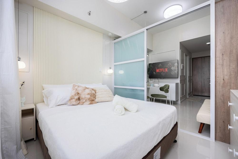 Chic Studio With Balcony & City View Near Airport