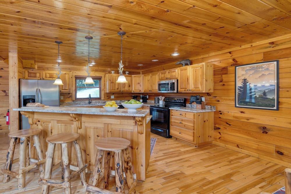 Big Bear Cove Hot Tub, Game Room, Fireplace + Smoky Mtn Views
