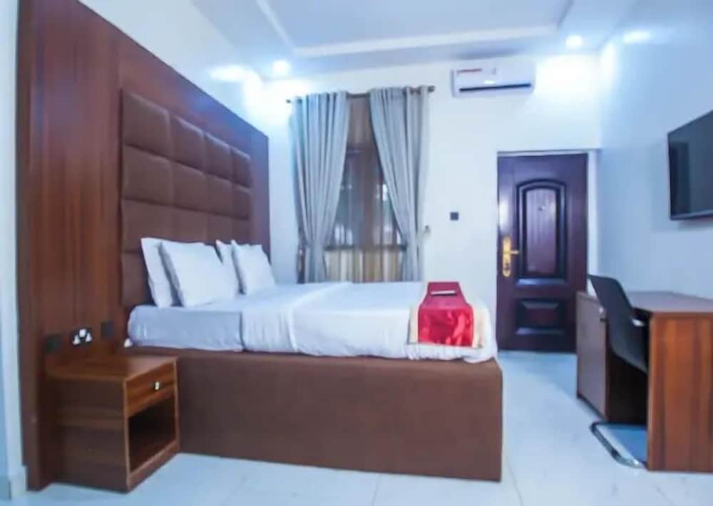 Hubbies Royale Hotel