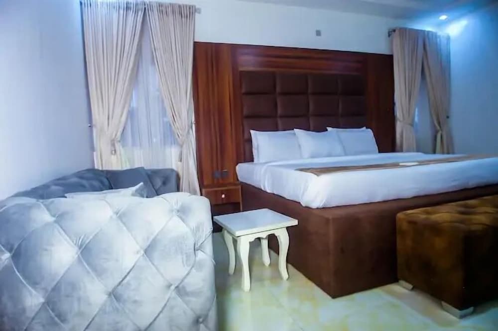 Hubbies Royale Hotel