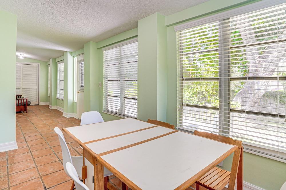 Group Getaway w/ Deck & Yard in Lakeland!