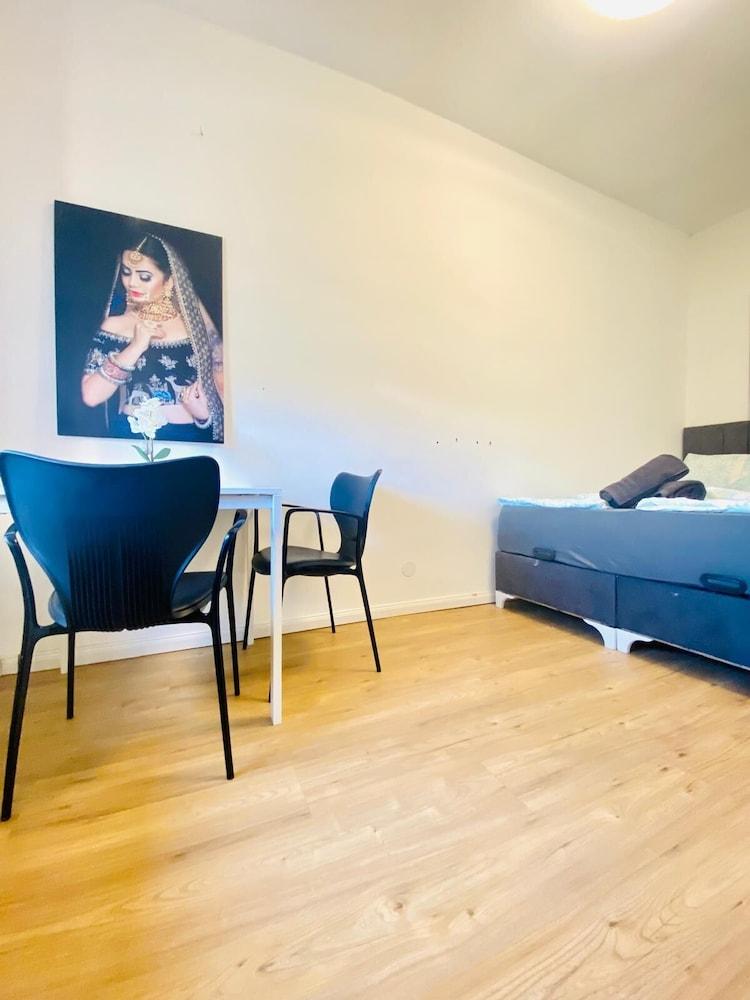 Spacious 4BR for 15 & 15 Min to Danube