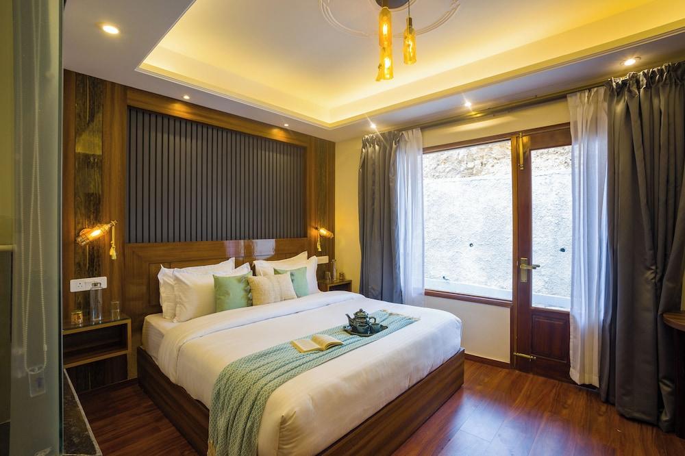 Alaya Stays Pine Shadow Fuchsia