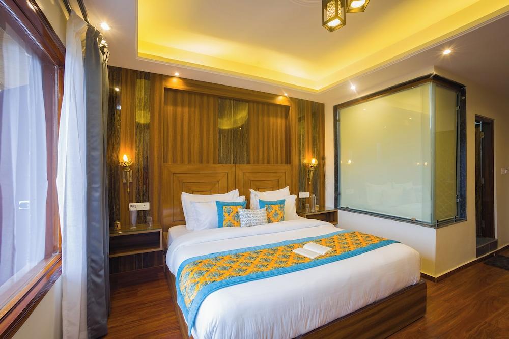 Alaya Stays Pine Shadow Fuchsia