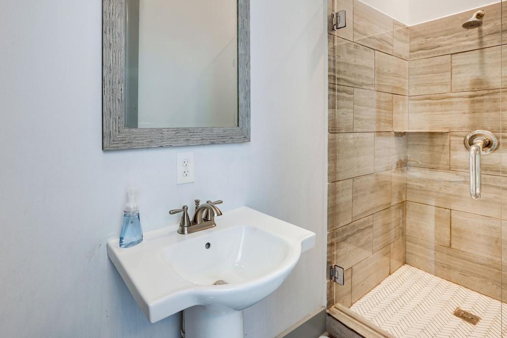 2 Mi to Dtwn: Stylish Urban Retreat in Birmingham