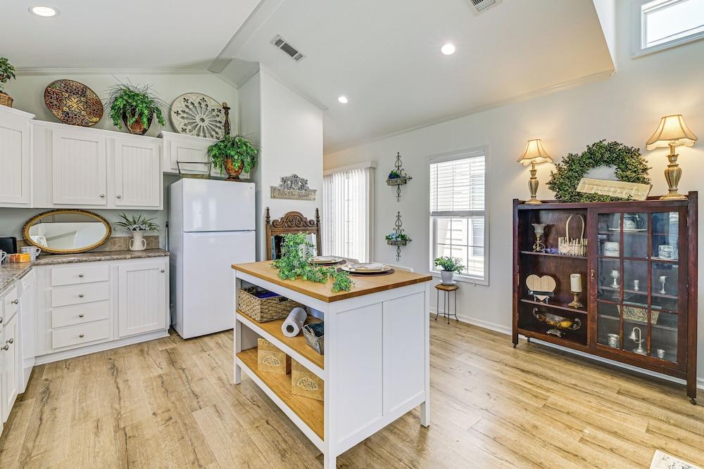 Private Pavilion: Countryside Cottage in Celina!