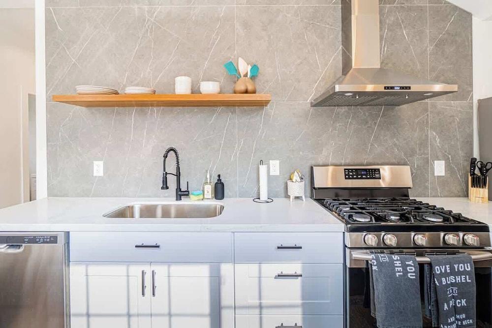 Stylish 2-bedroom Walking Distance to Downtown