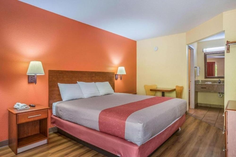 HomeTown Inn & Suites