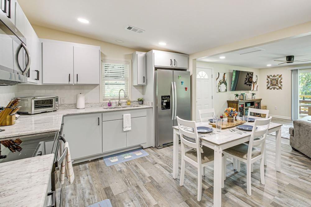 Lake Hamilton Retreat w/ Kayaks & Spacious Yard!