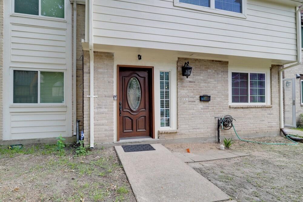 Houston Townhome 4 Mi to Airport: Central Location