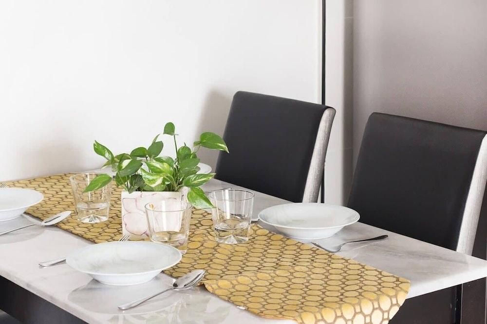 High-floor 2BR Suite, Water Views, Free Parking