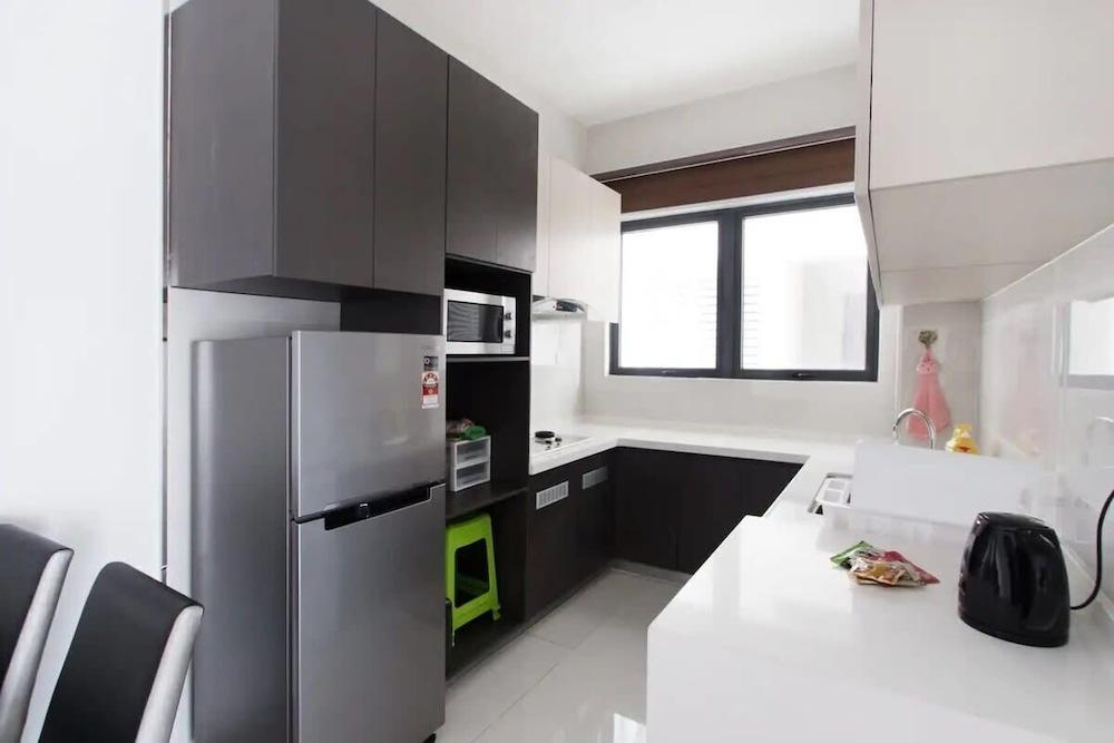 High-floor 2BR Suite, Water Views, Free Parking