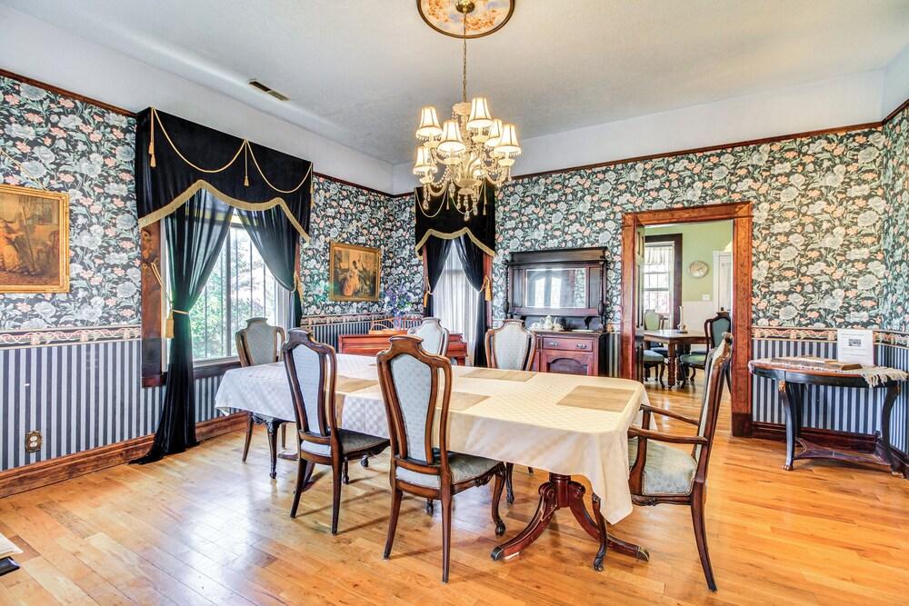 < 1 Mi to Downtown Abq: Historic Manor w/ Patio!