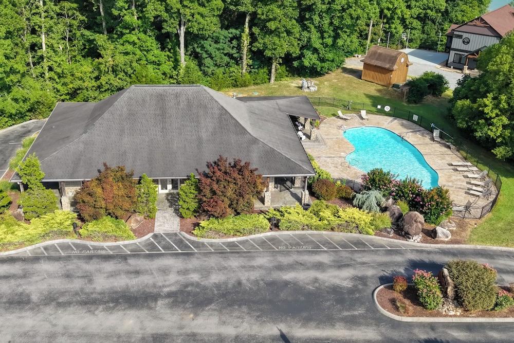 1 Mi to Douglas Lake: Blissful Escape w/ Hot Tub!