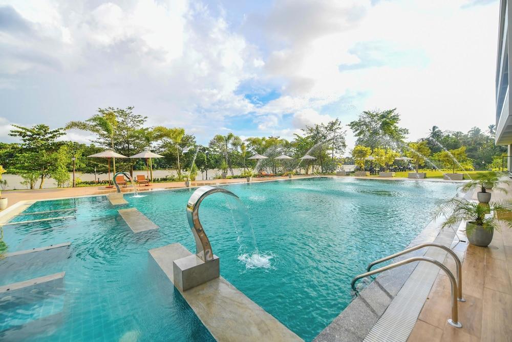 Oasis Riverside Hotel