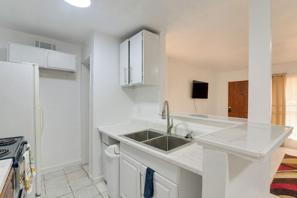 15 Mi to Dtwn Houston: Condo in Gated Community