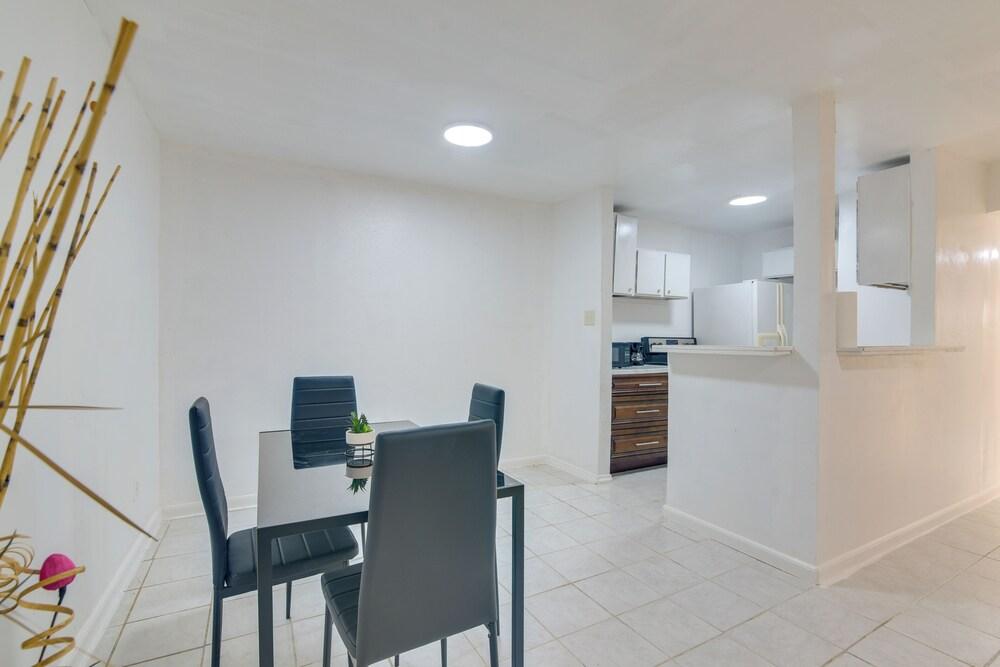 15 Mi to Dtwn Houston: Condo in Gated Community