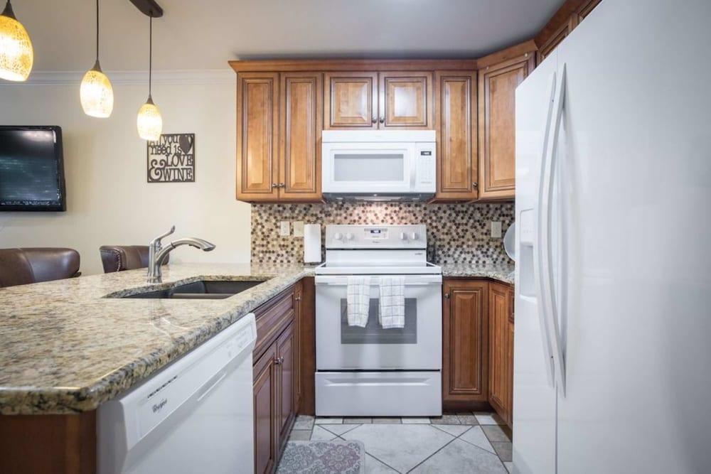 Waterwheel Hideaway - Cozy Condo for 6 With Resort-style Amenities