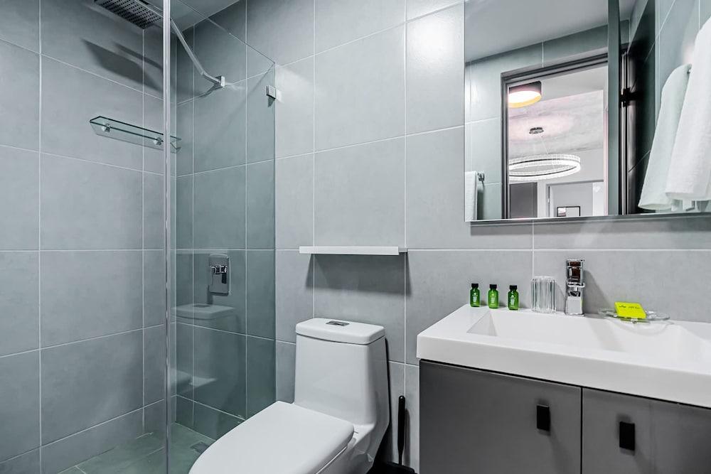 w Trendy 2BR w Balcony in the Heart of Centriqo