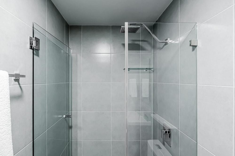 w Trendy 2BR w Balcony in the Heart of Centriqo