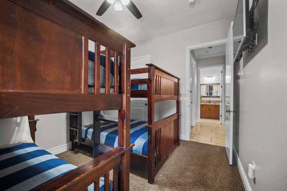 Pool & Sunshine Retreat - Resort-style Amenities