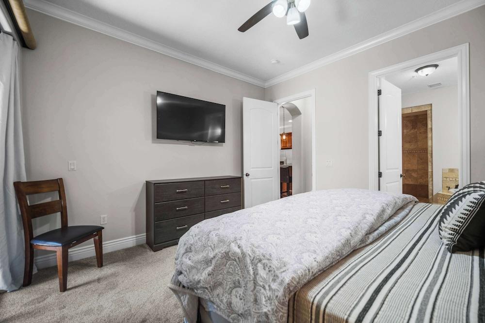 Pool & Sunshine Retreat - Resort-style Amenities