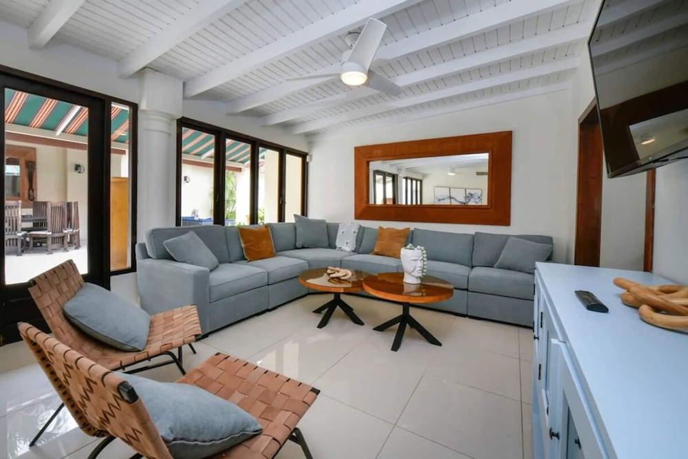 Blue Makini Villa in Noord